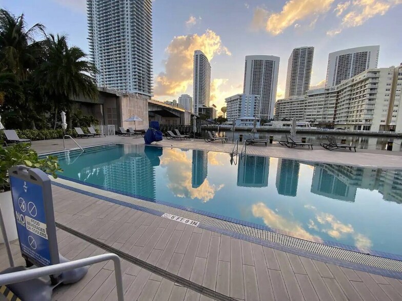 Building Photo - 2602 E Hallandale Beach Blvd
