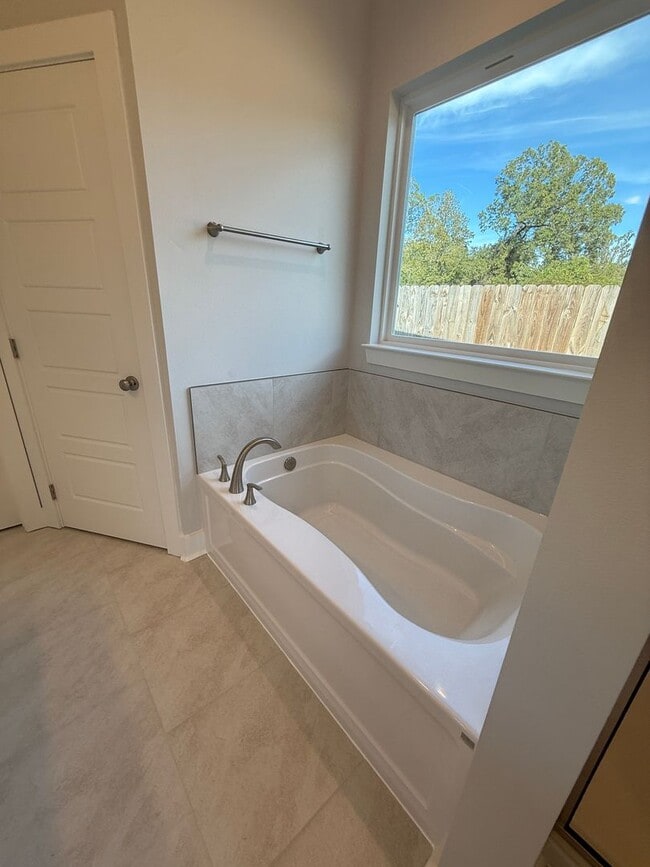 Building Photo - Must See! New 4/2 Home off Tiger Bend Rd. ...