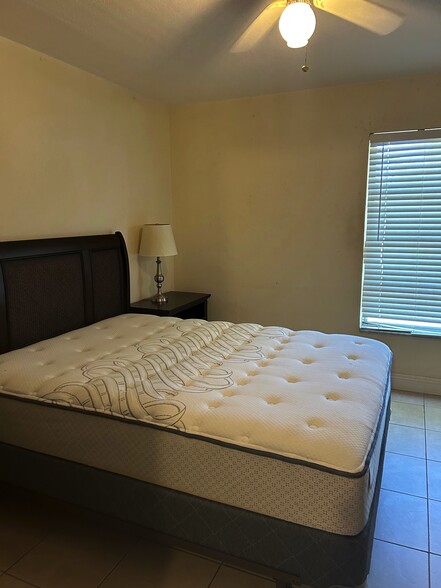 master room - 480 NW 20th St