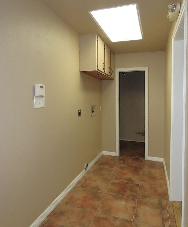 Building Photo - Country Living-City Close! 3 Bedroom, 2 Ba...