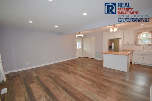 Building Photo - Great 3 bd 2.5 ba with Washer/Dryer includ...