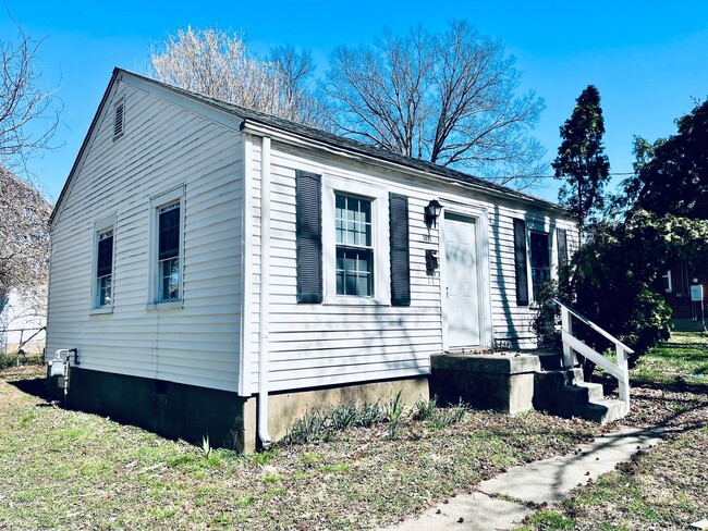 Building Photo - Updated 2 Bedroom house off Cane Run Rd!