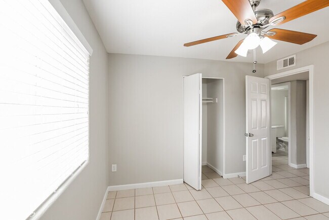 Building Photo - 5233 W Cypress St