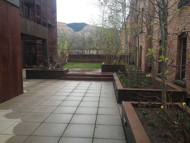 Building Photo - Amazing High End Condo in Award Winning "C...