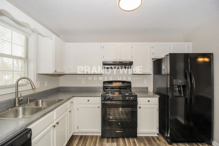 Building Photo - 230 Brookside Dr