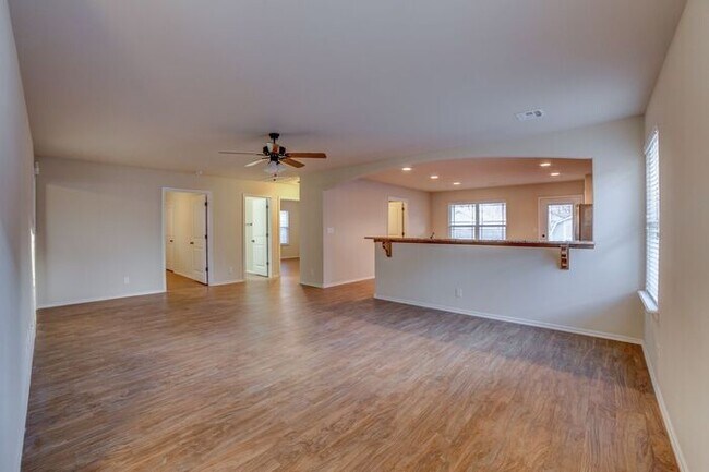 Building Photo - Move In Special! 3/2 Open And Bright Craft...