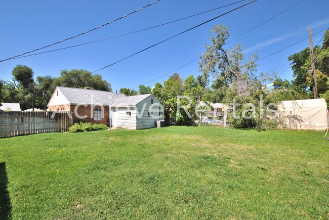 Building Photo - 1068 Crescent Dr