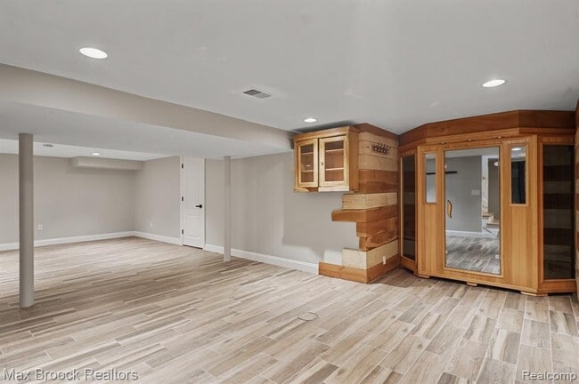 Building Photo - 2120 Buckingham Ave