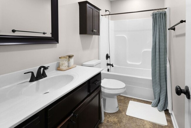 Building Photo - 4 Bed 2.5 Bath