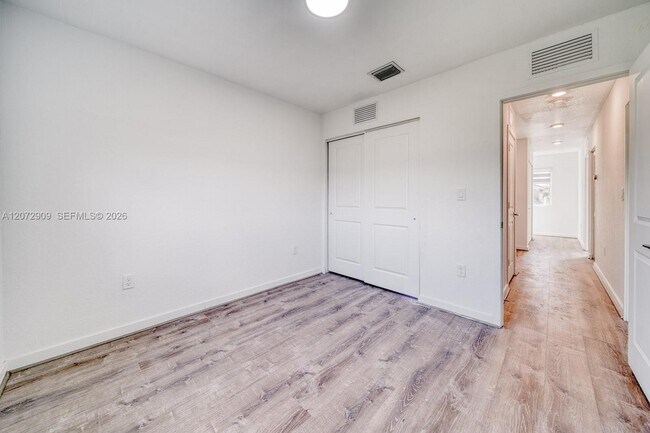 Building Photo - 1090 SE 23rd Ave