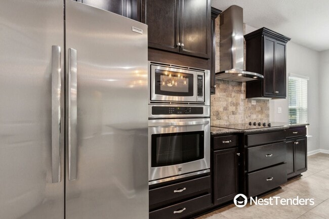 Building Photo - Five Bedroom Beauty in Plummer Creek!