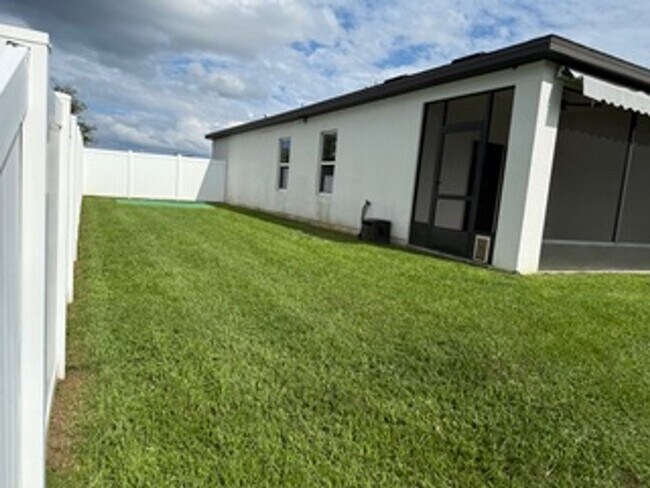 Building Photo - 16119 Florets Dr