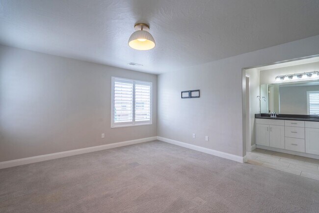 Building Photo - Newer Home in Prime Location with Spacious Layout & Two Living Areas