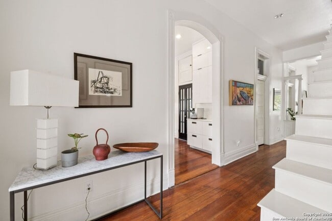 Building Photo - HISTORIC CHARM IN KING WILLIAM