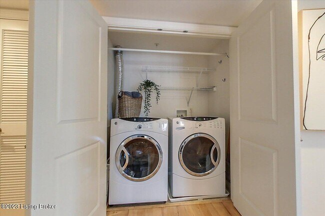 Building Photo - 10605 Meeting St