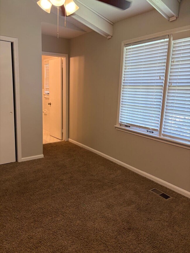 Building Photo - Move-In Ready 4BR/3BA Home with Spacious Layout & Large Yard