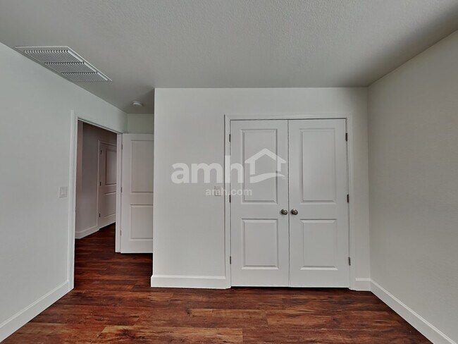 Building Photo - 6622 S 42nd Ln