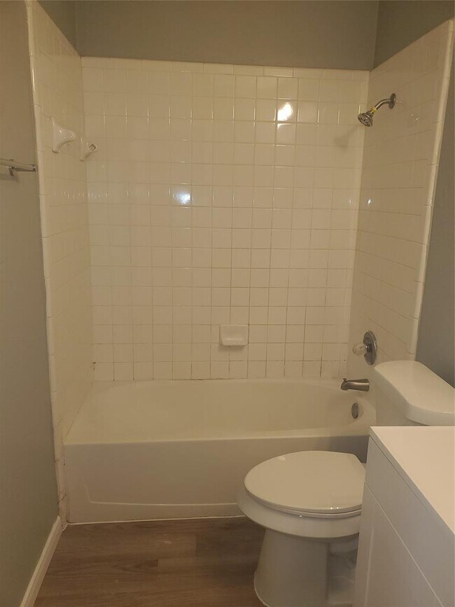 Building Photo - 2221 Creekside Ln