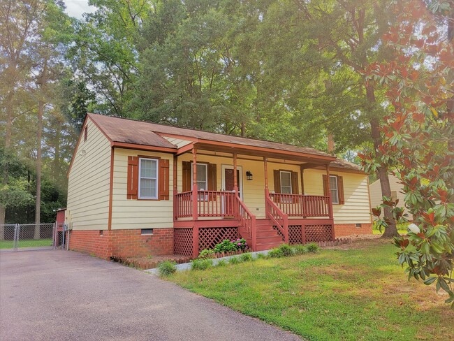 Building Photo - Spacious 3 bedroom 2 bath rancher availabl...