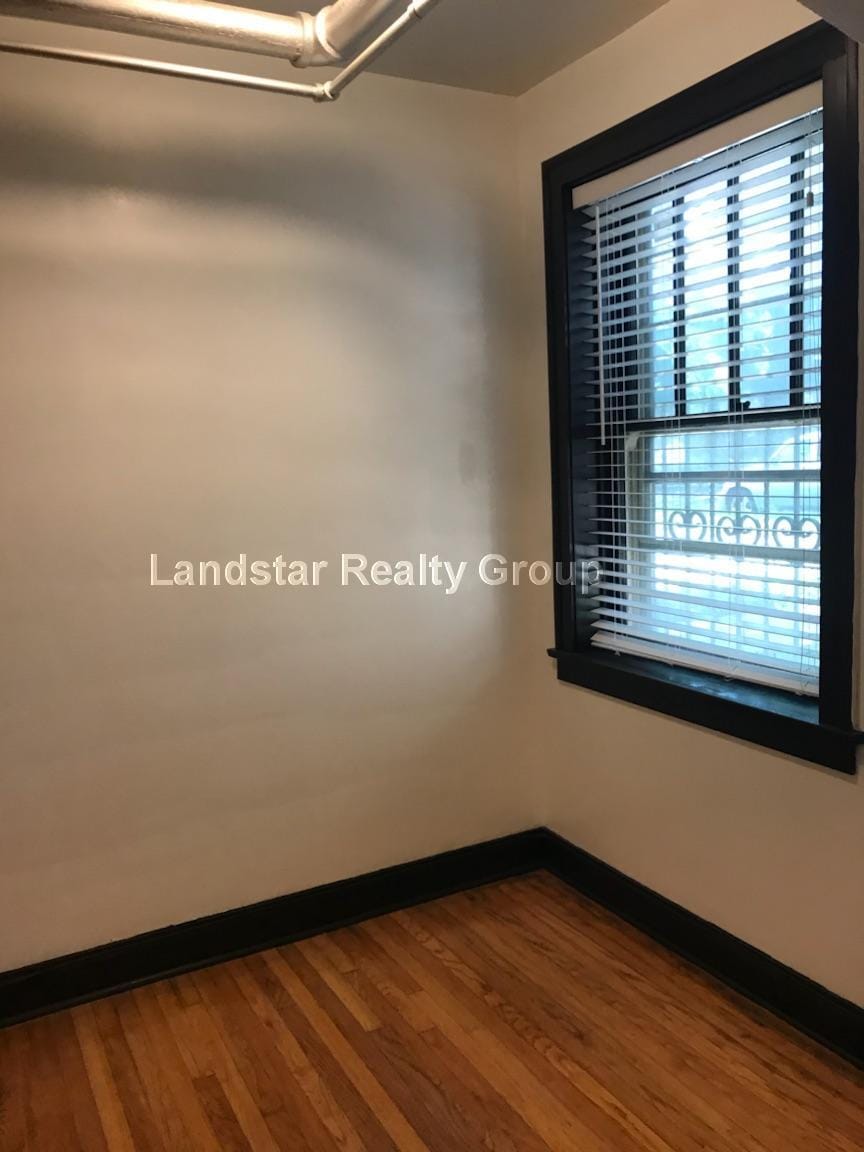 Building Photo - 5542 W Leland Ave