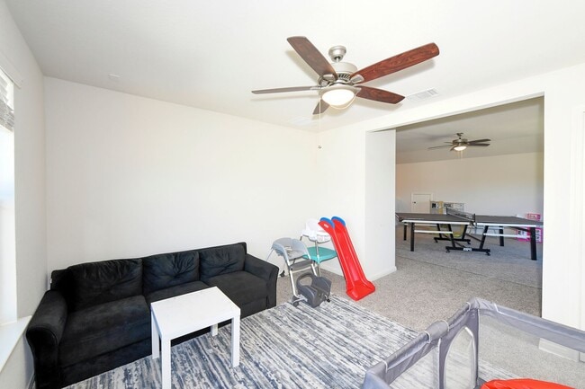 Building Photo - Nestled in the highly sought-after Scenic ...