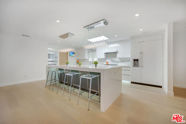 Building Photo - 344 S Roxbury Dr