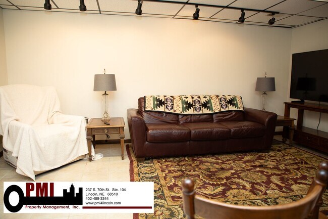 Building Photo - 3 Bedroom and 2 bathroom Colonial Hills Ho...