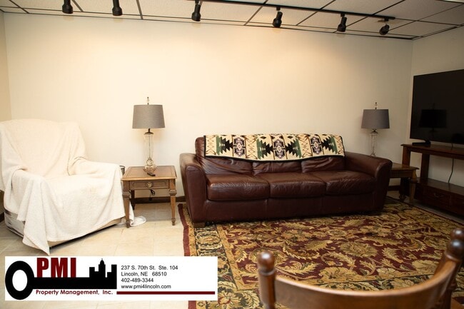 Building Photo - 3 Bedroom and 2 bathroom Colonial Hills House for rent!