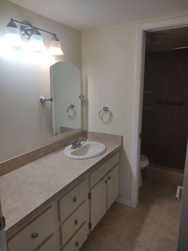 Building Photo - "$200 move in special!! 2-Bed, 2-Bath Cond...