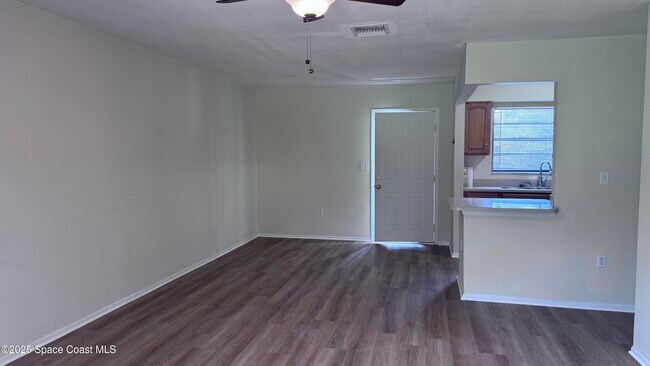 Building Photo - 2216 Flower Tree Cir