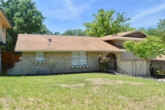 Building Photo - Beautifully remodeled 4 bedroom 2 bath hom...