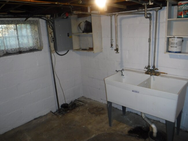 Building Photo - 1320 Trumbull Ave SE