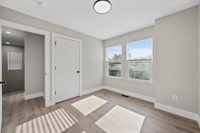 Building Photo - 2713 Tarleton Ave