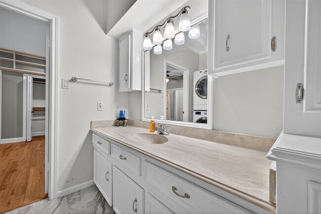 Building Photo - 4426 Basswood Ln