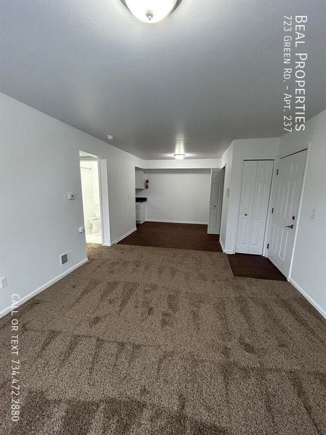 Building Photo - 723 Green Rd