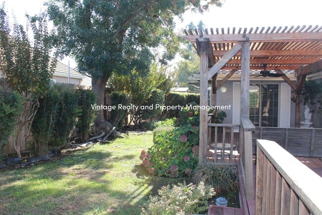 Building Photo - Top Of The Line Big 2/3 Bedroom Single Story Home Ready to Go!!!