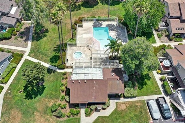 Building Photo - Large 3 Bdrm 2 Ba Condo w/ 2 Car Garage for Rent in Oceanside Available Now!