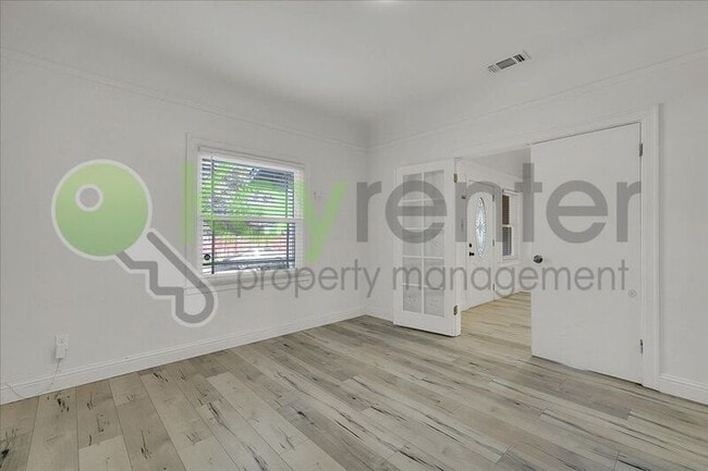 Building Photo - 4404 Lantana Ave