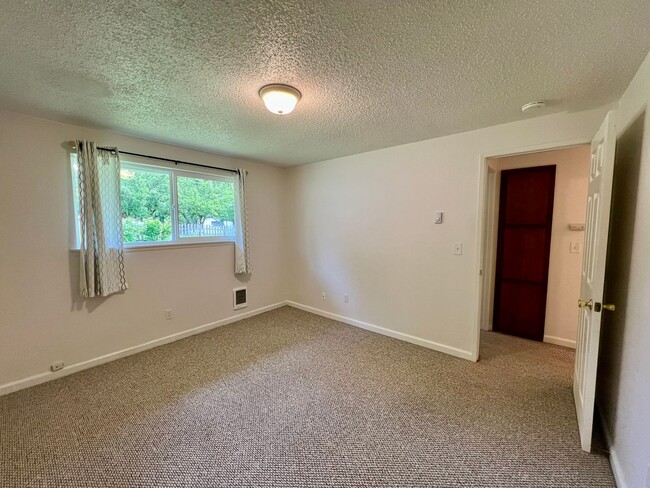 Building Photo - (#738) Duplex Near Squaxin Park - Water/Se...