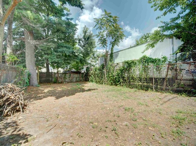 Building Photo - 16 N 9th St