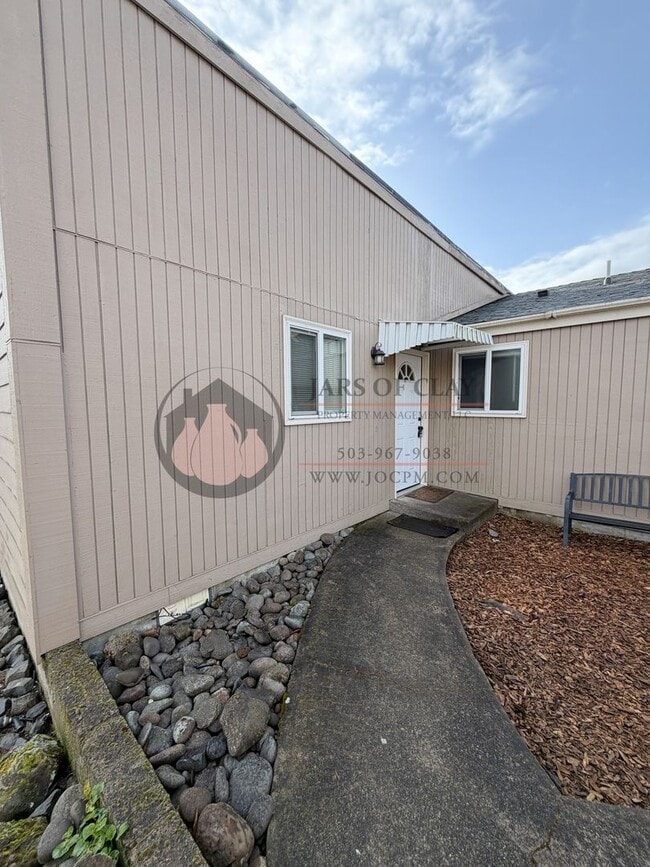 Building Photo - Single Level Duplex- Rent Ready