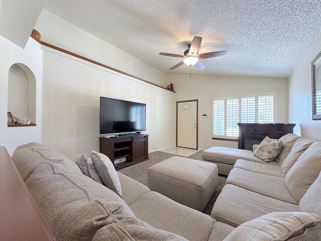 Building Photo - East El Paso 3bed/2bath Refrig A/C!
