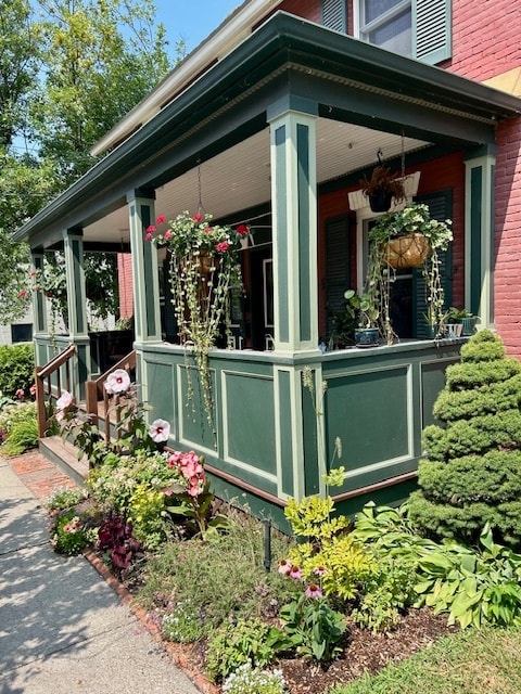 Building Photo - 56 Maple St