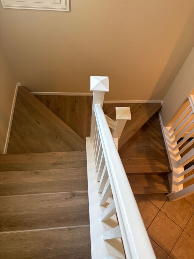 Building Photo - 3 bedroom, 2.5 bath Home located in the Gated College Lane Community in Redlands, CA