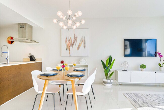 Building Photo - 485 Brickell Ave