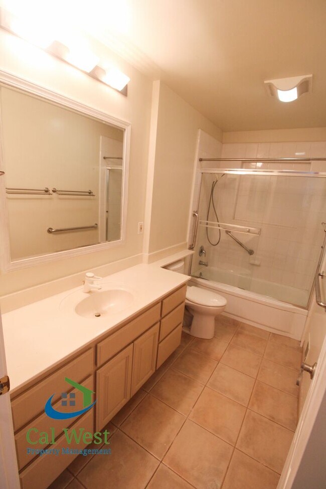 Building Photo - $4895 - Large beautiful 3/2 Home located i...