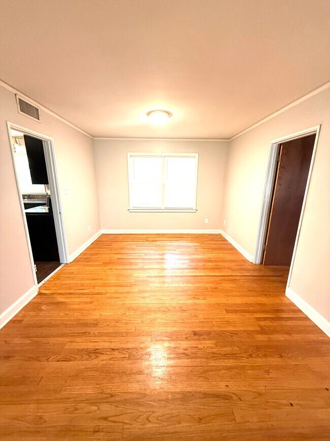 Building Photo - ** 4 Bed 2 Bath located in Dalraida ** Call 334-366-9198 to schedule a self tour