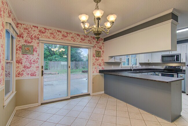Building Photo - 2315 Treetop Ln