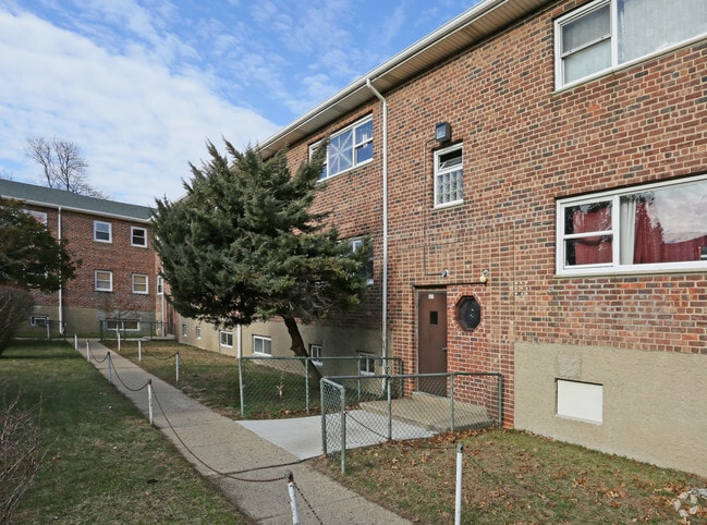 Building Photo - 37-50 Villa Ct