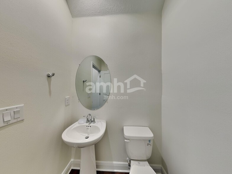 Building Photo - 14632 Cedar ml dr